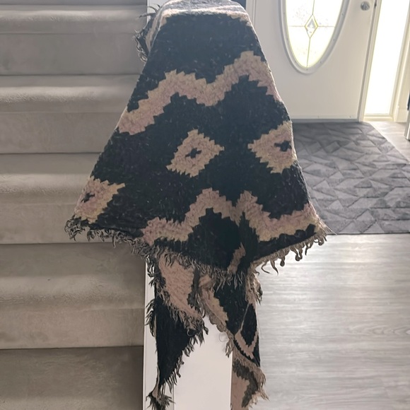 Wilfred Aritzia Merino Wool Triangle Scarf - Picture 3 of 7